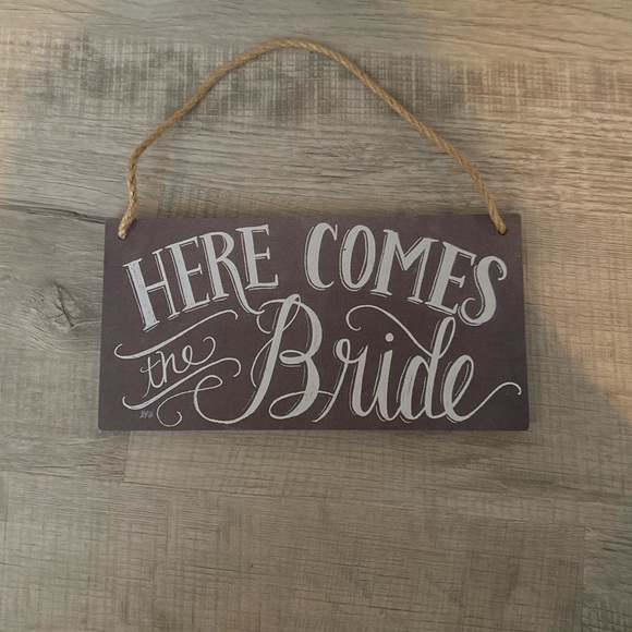 🌺 3/$15 Here Comes the Bride Sign - Picture 1 of 1